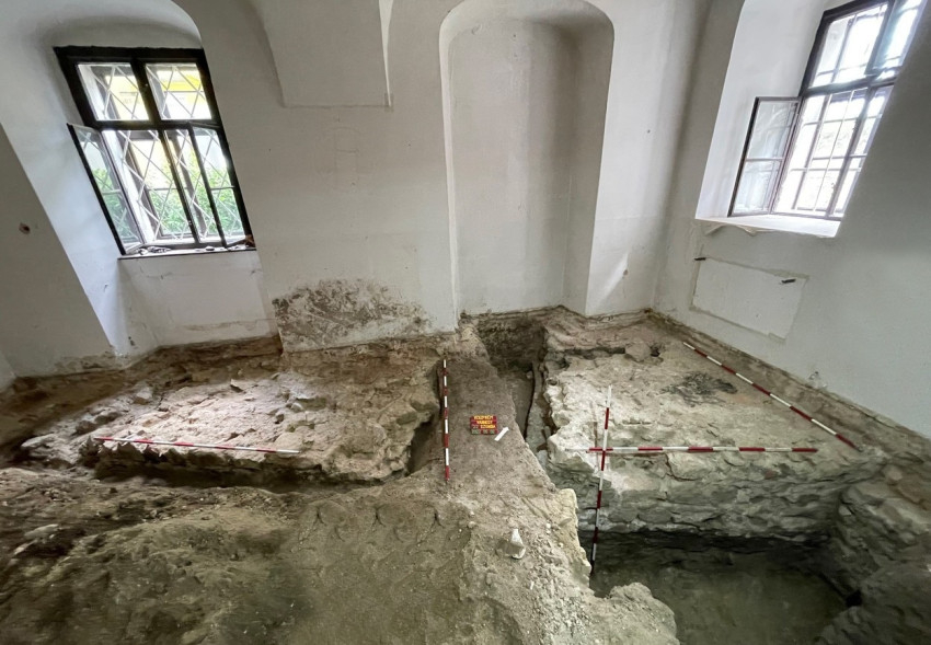 Szent József-ház délkeleti sarokhelyiségében feltárt középkori várfal