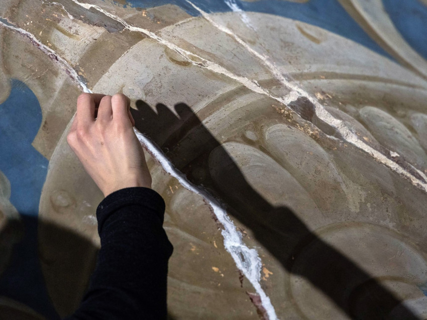 Falfestés restaurálása az érseki palotában