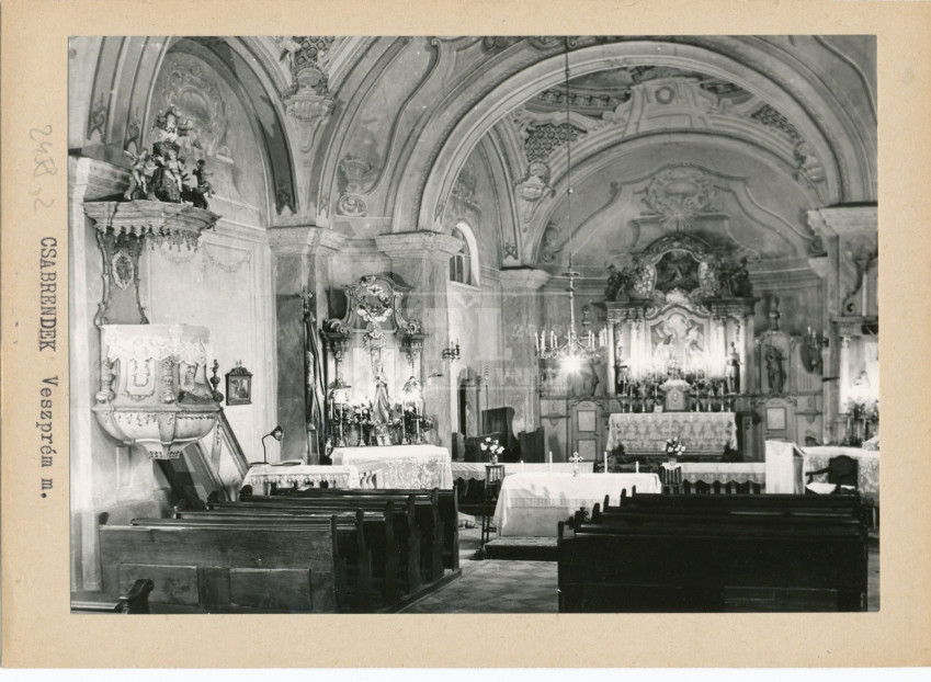 Belső összkép a szentély felé a neobarokk felújítás után