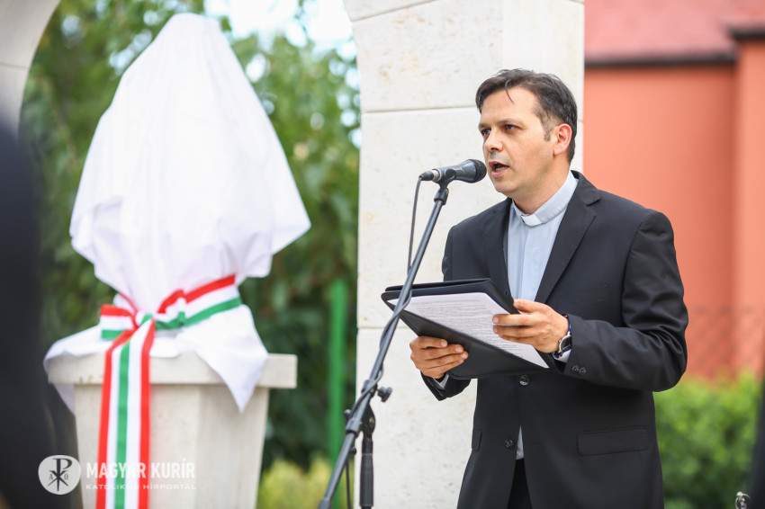 Faykod Mária balatonfüredi szobrának avatásán 2021 szeptemberében