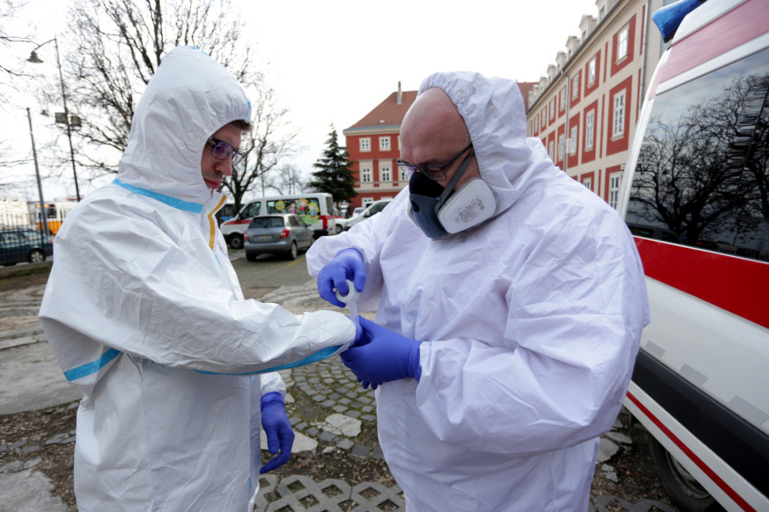 Beöltözés a koronavírus-tesztelés előtt (Fotó: Kovács Bence)