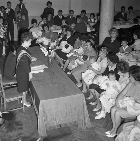 A keresztelő kiváltására kitalált „névadó ünnepség”