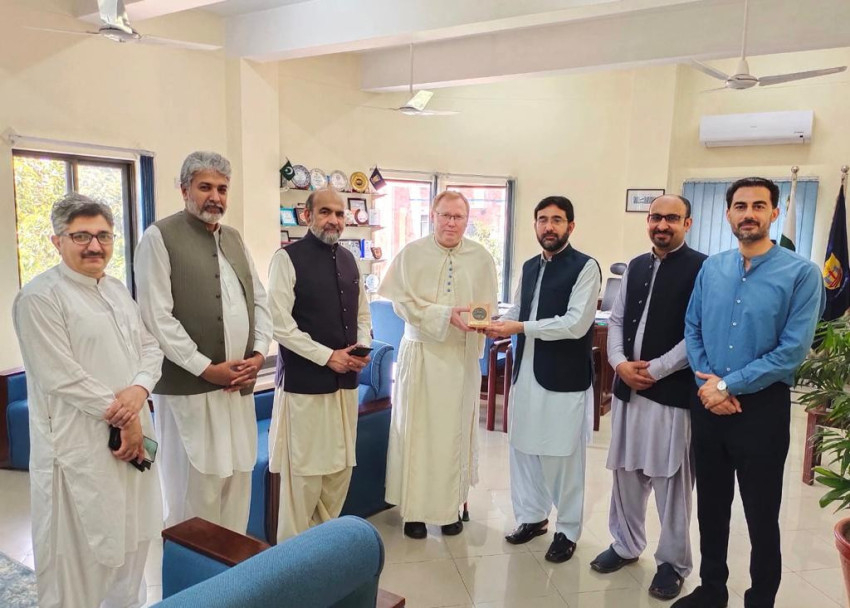 Qibla Ayaz-zal, a Pakisztáni Iszlám Vallási Tanács elnökével