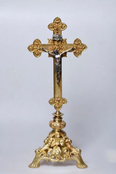 A pápai sekrestye oltárkeresztje a prímási palotából