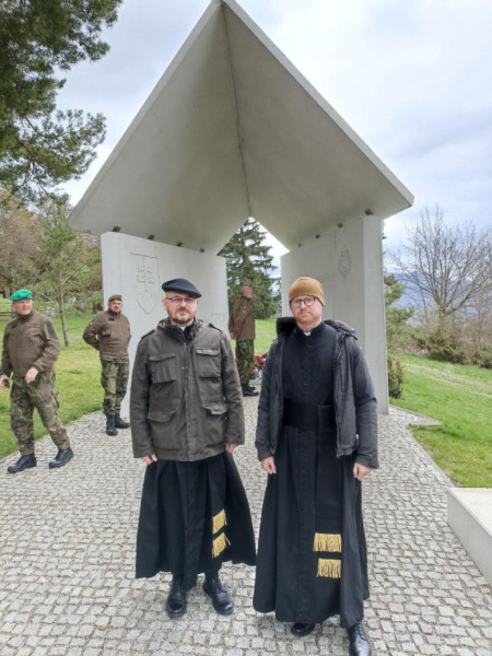 A szolgálatban elesett szlovák katonák emlékművénél