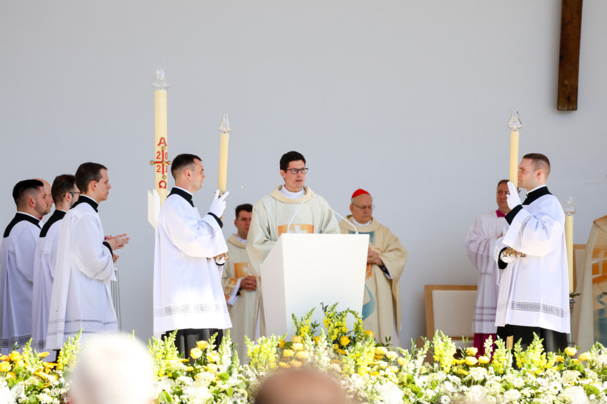 Faragó KAndrás a Kossuth téren az evangéliumot olvassa