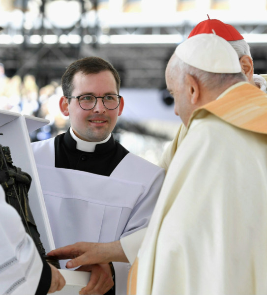Alpek Gergely a Szentatya mellett