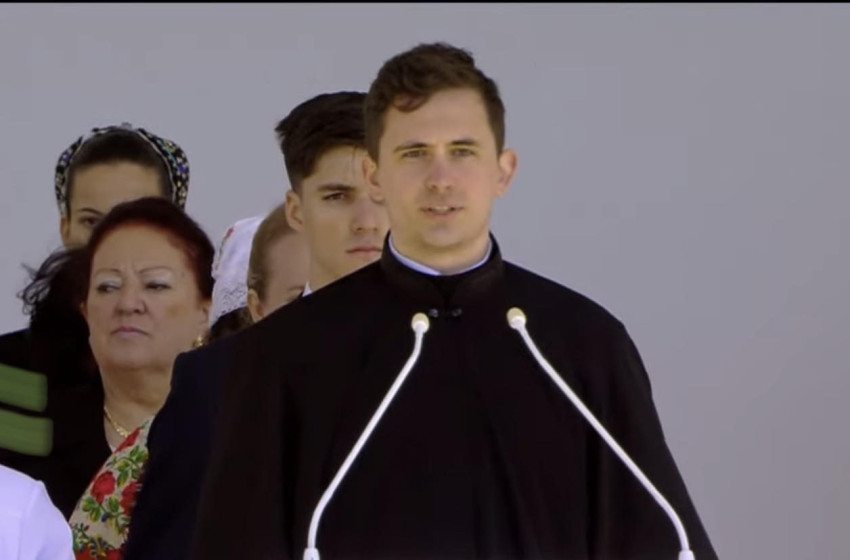 Mosztockij Sándor a Kossuth téren az ukrán nyelvű könyörgést mondja