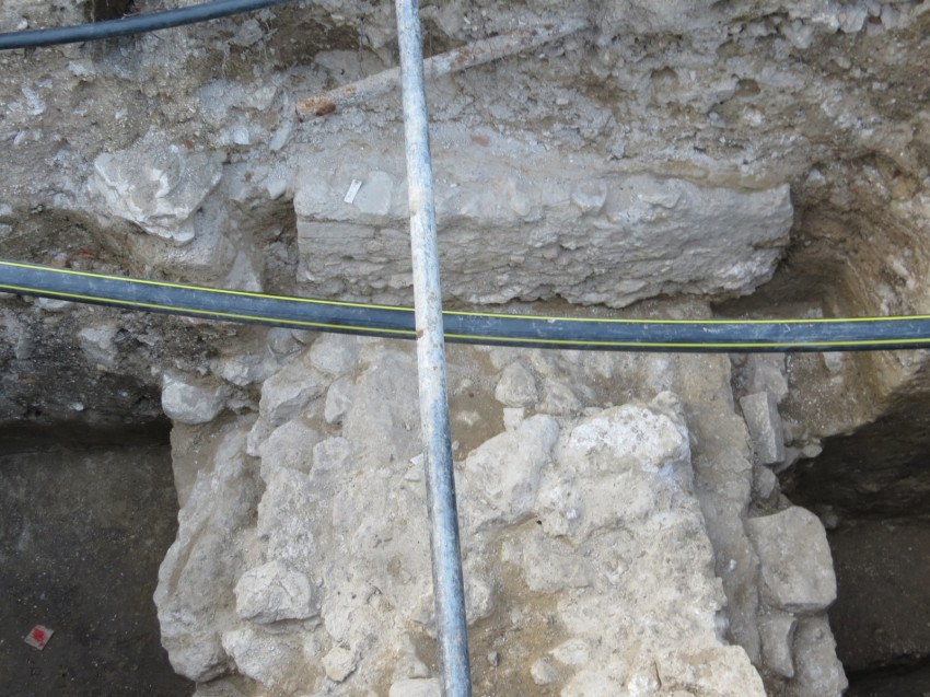 A 18. század eleji újjáépítés során az új falakat egészen pontosan a középkoriakra tervezték emelni. Ez azonban meghiúsult, így a teljes középkori kvadrum ma lényegében beépítetlen területen fekszik. (Fotó: Ásónyomon)