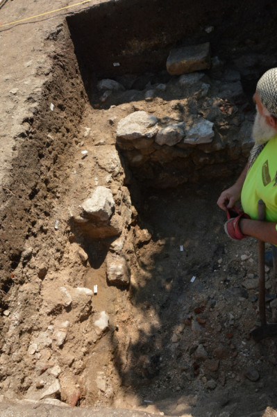 Újabb felismerések küszöbén: a déli szárnyból a kerengőbe szolgáló ajtónyílás feltárása (Fotó: Ásónyomon)