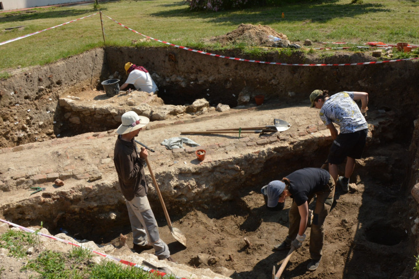Az újkori téglacsatorna ugyan sok mindent elpusztított, de legalább polcként jól működött számunkra… (Horváth Tamás felvétele)