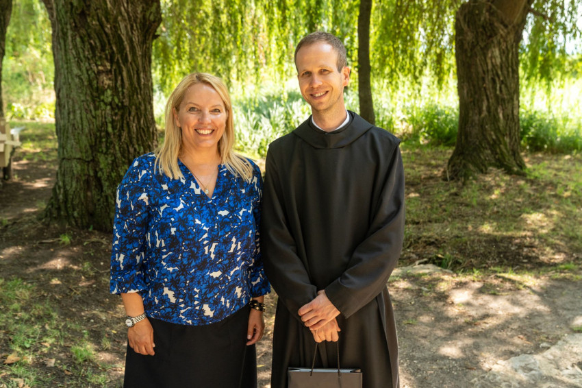 Mihályi Jeromos atya, Tihanyi Bencés Apátság és Nagy Edit, a Market Építő Zrt. kommunikációs vezetője