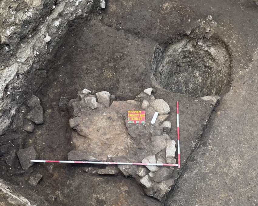 Árpád-kori kemence, mellette egy 16. századi szemétgödör