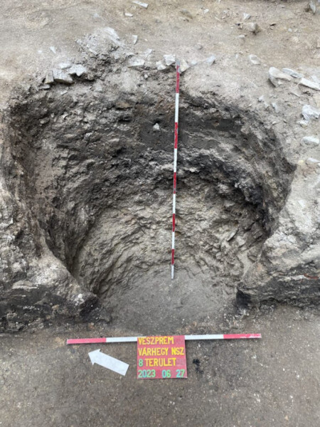 Egy 16. századi szemeskályha omladékának ásott gödör