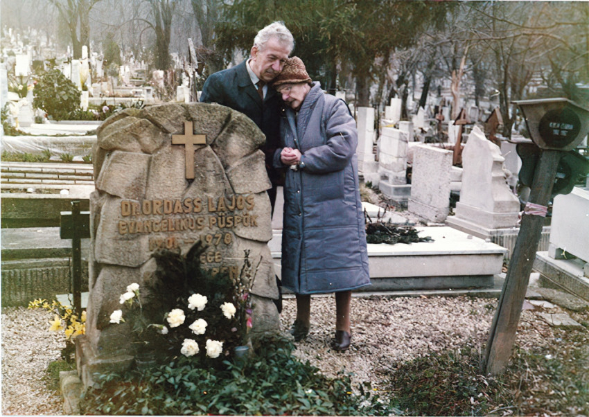 Ordass Lajosné és Terray László a püspök sírjánál (Fotó: Boleratzky Lóránd, Evangélikus Országos Levéltár)