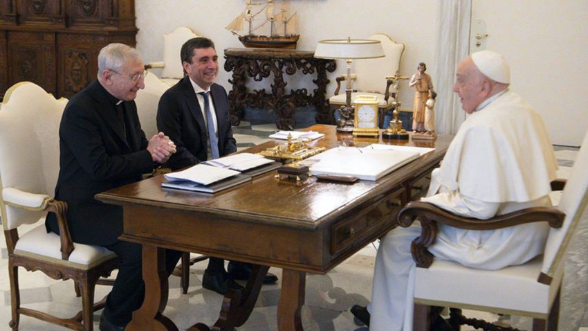 Davide Prosperi és Filippo Santoro püspök audiencián Ferenc pápánál január 15-én