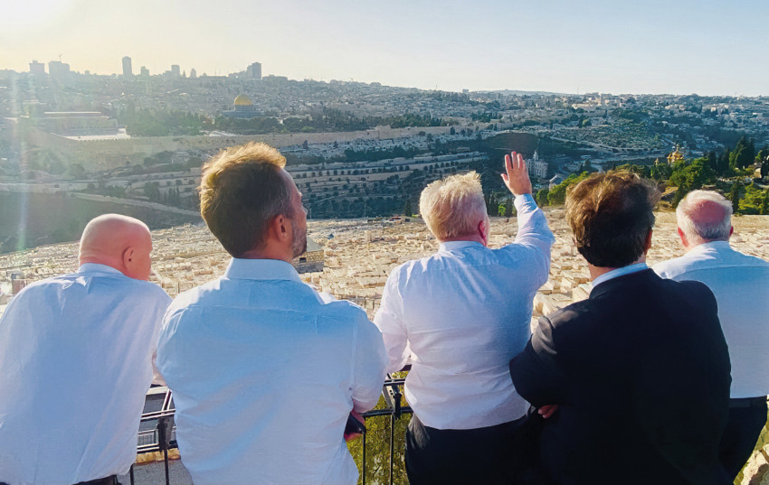 Vörös Győző a magyar kormánydelegációval az Olajfák hegyén, a jeruzsálemi Óvárossal szemben