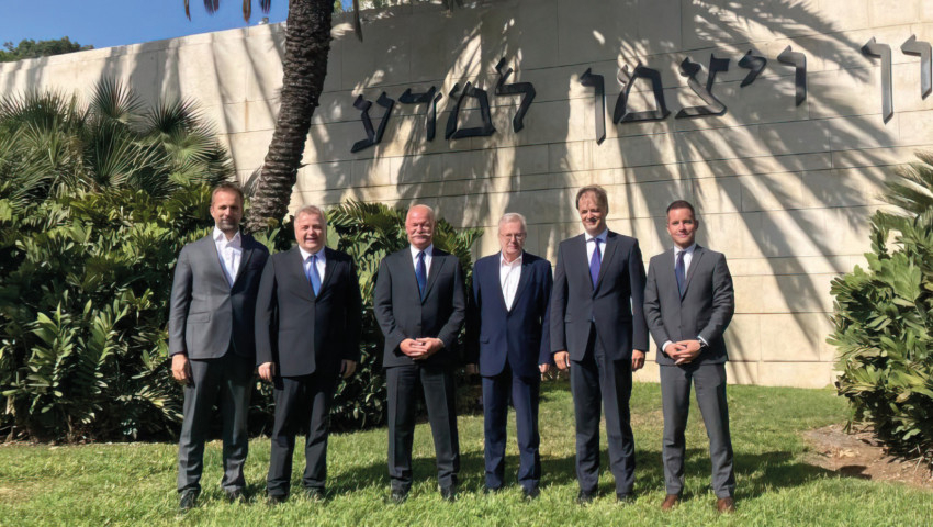 Kiss Ádám, Vörös Győző, Csák János, Gulyás Balázs, Csaba Gábor és a tel-avivi magyar nagykövetség ügyvivője, Hlinka Péter a Weizmann Intézetnél