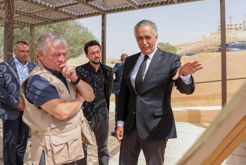 II. Abdallah király és Makram Al-Queisi miniszter, (közöttük) Husszein trónörökös herceg a Machaeruson