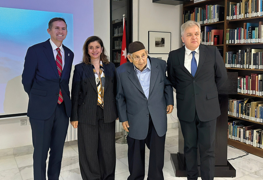 Pearce Paul Creasman; a királyi családot képviselő Dáná Firász, Petra hercegnője; Ra'ad bin Zeid herceg, az iraki és szír hasemita királyi ház feje és Vörös Győző