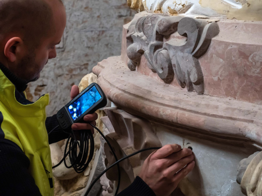 A Padányi-sír vizsgálata (Fotó: Nagy Lajos)