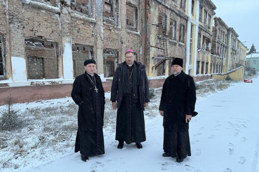 Visvaldas Kulbokas (középen) Harkivban, 2023 karácsonyán.
