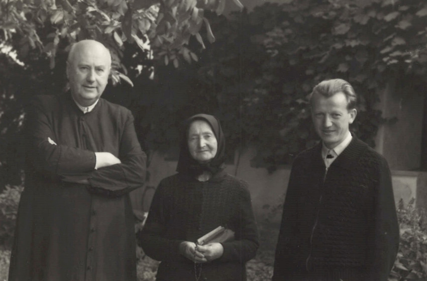 Barna József esperes-plébánossal és édesanyjával