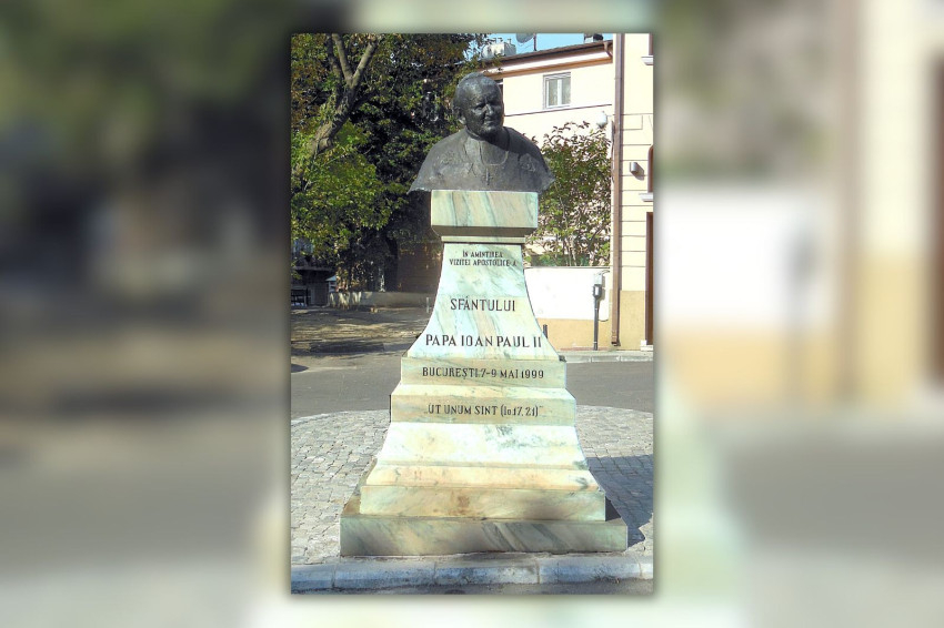 Az apostoli út emlékére állított mellszobor Bukarestben.