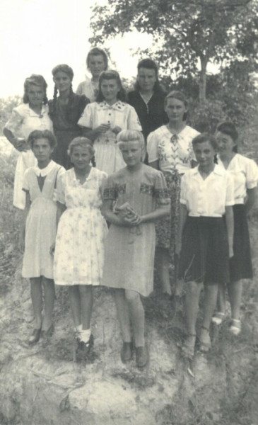 Bódi Mária Magdolna vértanúságának színhelye, a bunker bejáratánál a litéri Dolgozó Lányok Egyesületének tagjaival