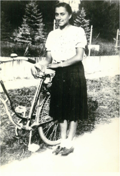 Bódi Mária Magdolna az 1940-es években kerékpárjával, amely számára eszköz volt a világi apostolkodásban