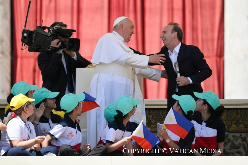 A szentmise után Roberto Benigni nevettette meg a jelenlévőket.