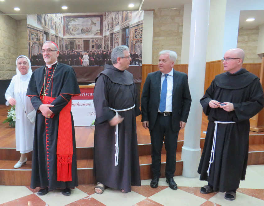 Pierbattista Pizzaballa jeruzsálemi bíboros, Francesco Patton szentföldi kusztos, Vörös Győző és Rosario Pierri jeruzsálemi dékán a centenáriumi ünnepségen