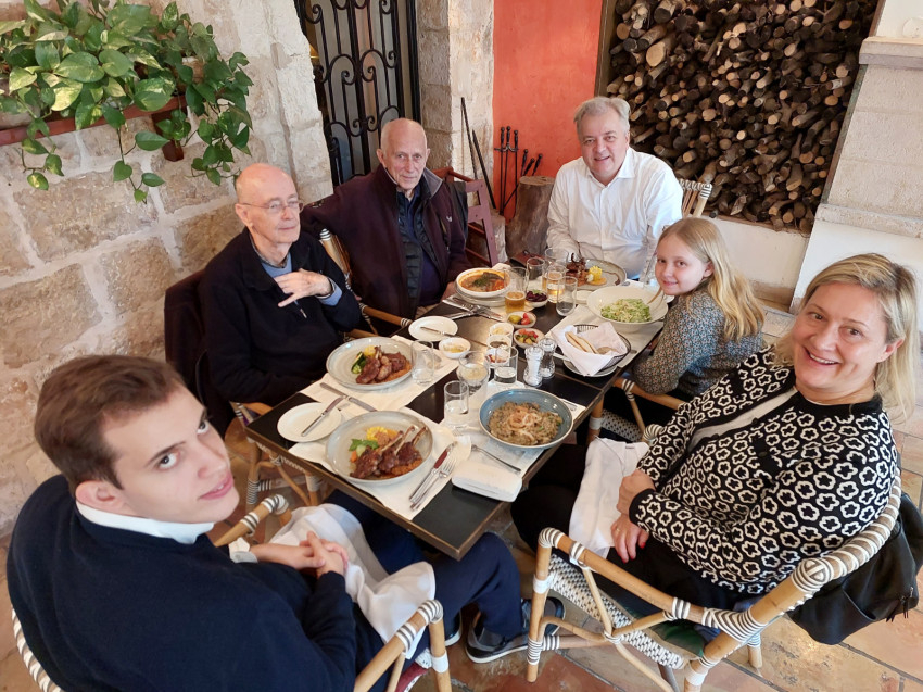 Családi körben Jean-Michel de Tarragon (balról a második) és Jean-Baptiste Humbert (középen) dominikánus jeruzsálemi professzorokkal