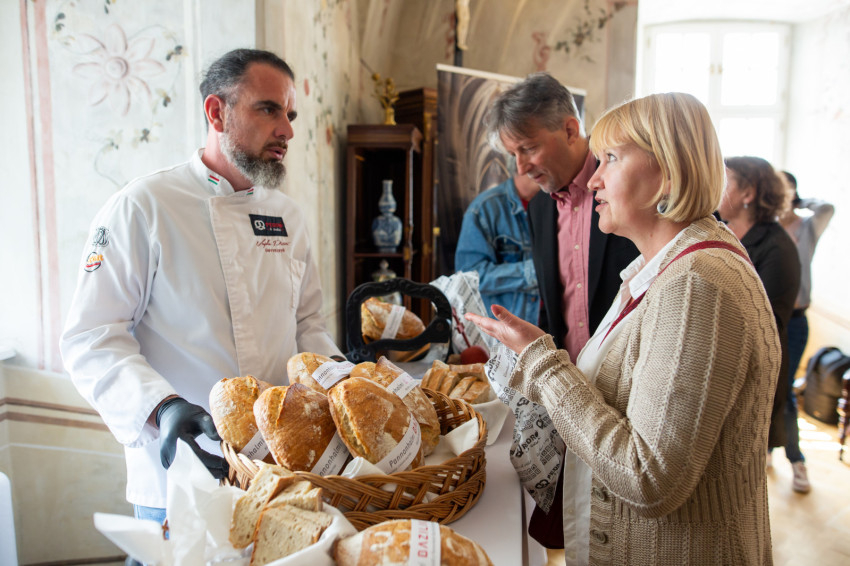 Vajda Péter pékmester a 800 grammos, zabot és főtt burgonyát is tartalmazó „Bazilika800” kenyeret kínálja, amelynek megvásárlói az egyházmegyei karitász működését támogatják