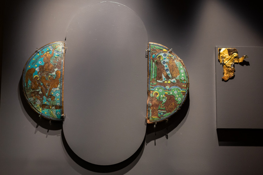 Jelenleg a pannonhalmi tárlaton láthatók az utóbbi idők tán legjelentősebb hazai ásatási leletei a bugaci kolostor (Pétermonostora) feltárásáról: a Szent Péter-ereklyetartó rekeszzománc borítólemezei, illetve egy aranyozott, domborított angyalalak t