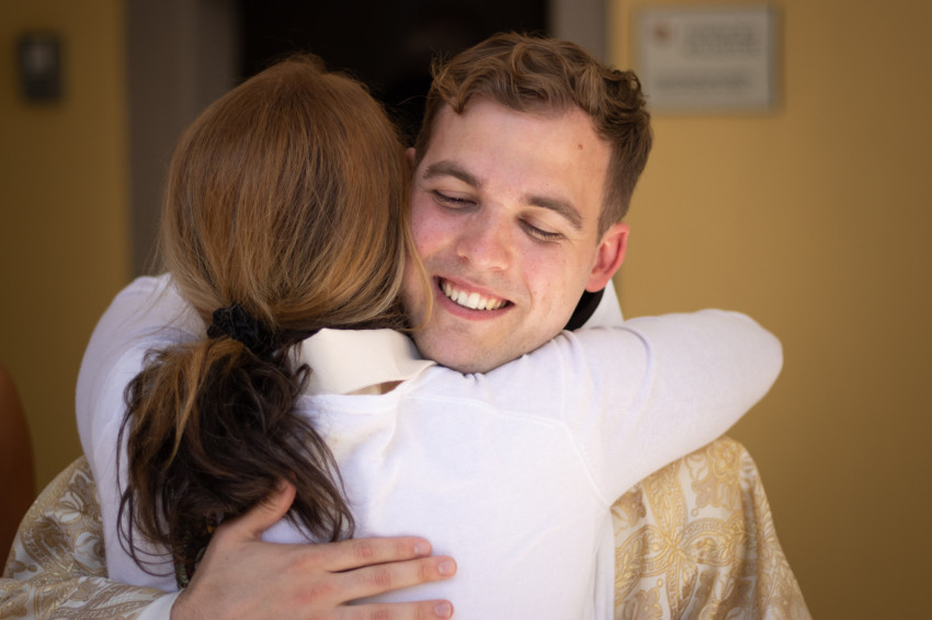 Anya és frissen szentelt fia.