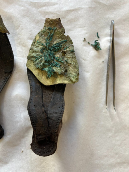 Restaurált női papucs a 17. századból. Fotó: Harazin-Szabó Krisztina