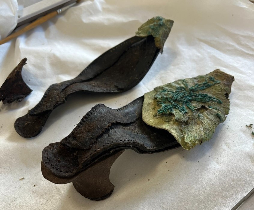 Restaurált női papucs a 17. századból. Fotó: Harazin-Szabó Krisztina