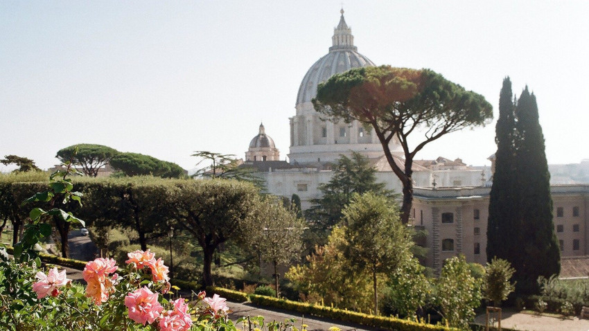 A Vatikáni Kertek a Szent Péter-bazilika kupolájával