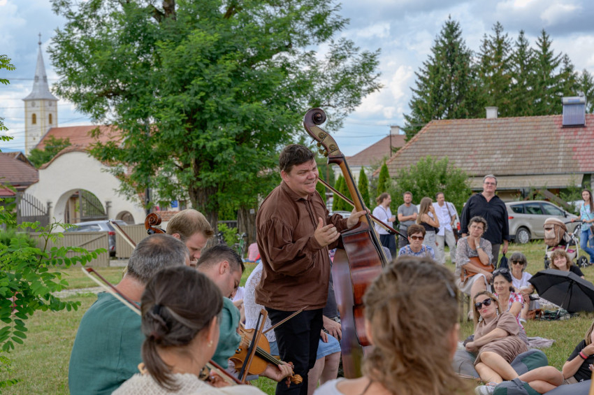 Régizene-piknik a Codex és Musica Historica régizene együttesekkel, Kovács Gábor táncmesterrel (Fotó: Szigeti Vajk István)