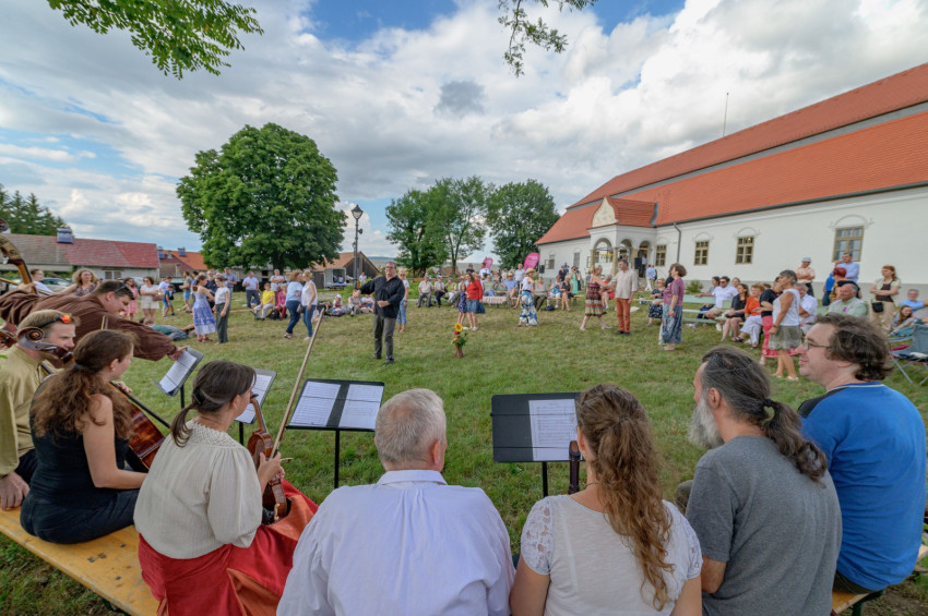 Régizene-piknik a Codex és Musica Historica régizene együttesekkel, Kovács Gábor táncmesterrel (Fotó: Szigeti Vajk István)