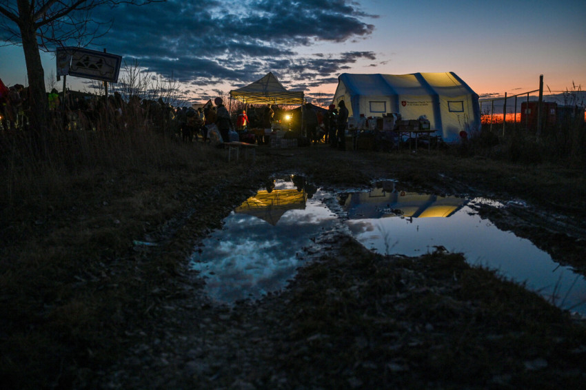 A Máltai Szeretetszolgálat segítő sátra a beregsurányi határátkelőnél 2022. február 26-án éjszaka; fotó: Majoros Árpád Csaba