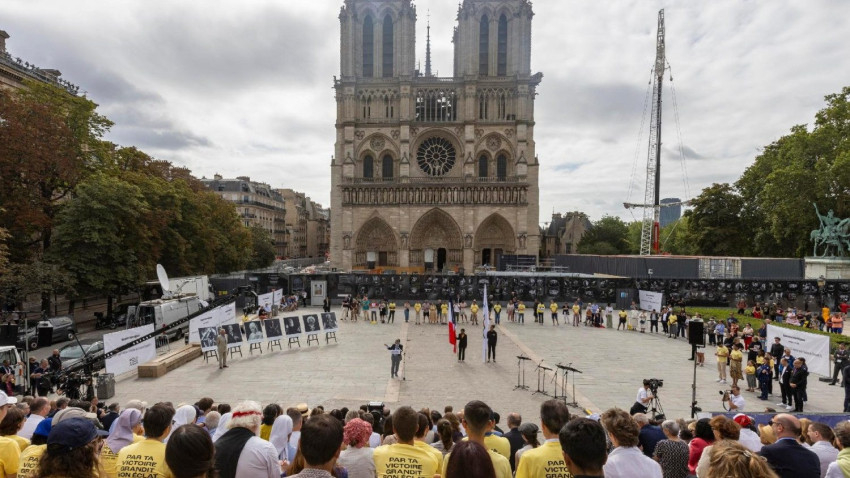 Az olimpia alkalmából augusztus 4-én a párizsi Notre-Dame előtt tartott vallásközi találkozó