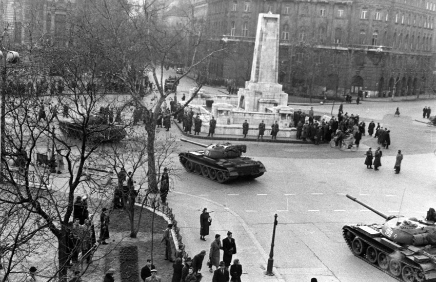 Kilátás a követségről 1956. december 6-án, orosz tankok felvonulása és bámészkodó emberek a Szabadság téri szovjet katonai emlékműnél (MML)