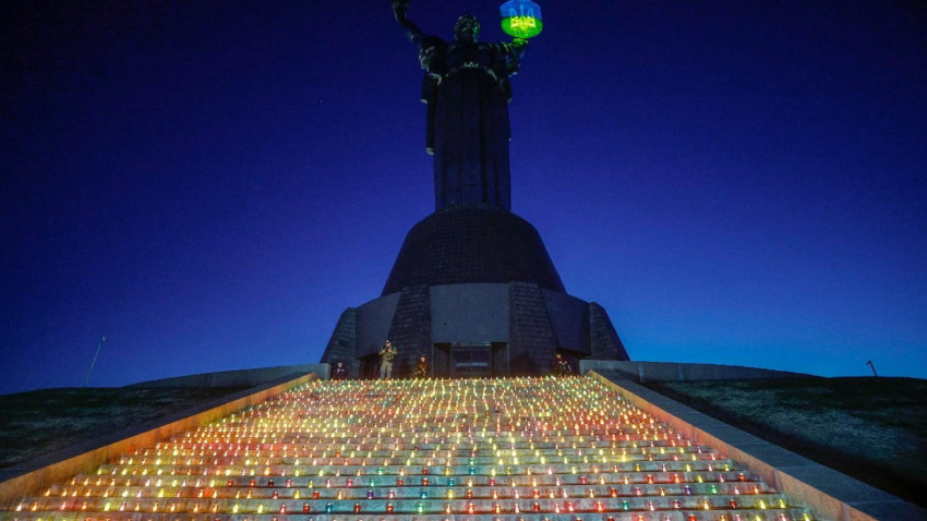 Ezer gyertyával emlékeztek Kijevben a háború ezredik napján