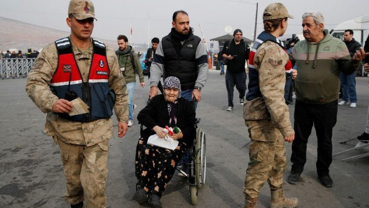 Szír menekültek hazatérőben Aszad elnök bukása után.