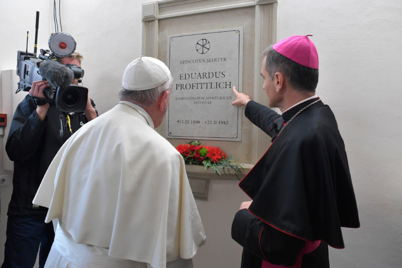 Ferenc pápa és Philippe Jourdan apostoli admisztrátor Profittlich emléktáblája előtt a tallinni Szent Péter és Pál-székesegyházban