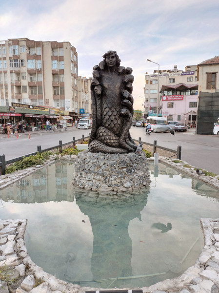 Şahmeran szobra Tarzuszban