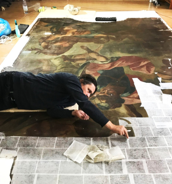 Kiss Lóránd restaurátor munka közben