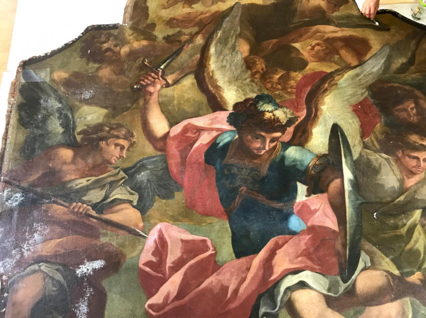 Az oltárkép a Jelenések könyvéből ábrázol jelenetet: a képen Szent Mihály arkangyal látható, kezében lángpallossal, klasszikus barokk ikonográfiai ábrázolásban